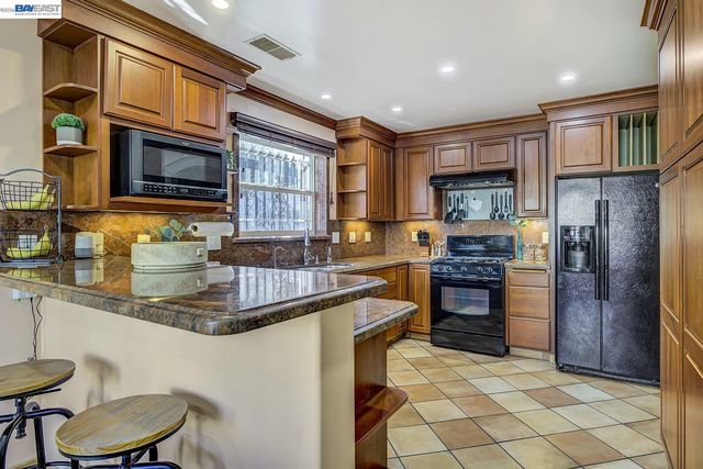 2635 E 10Th St, Oakland, CA 94601