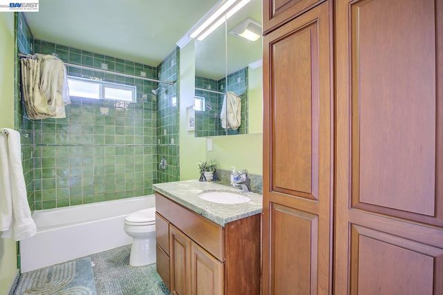 2635 E 10Th St, Oakland, CA 94601