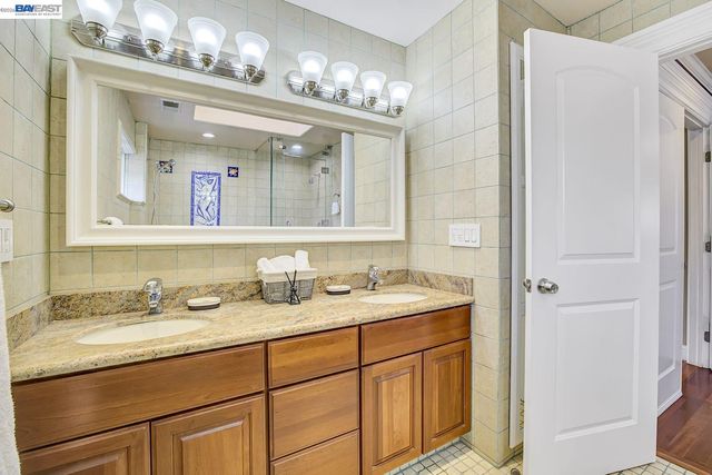 2635 E 10Th St, Oakland, CA 94601