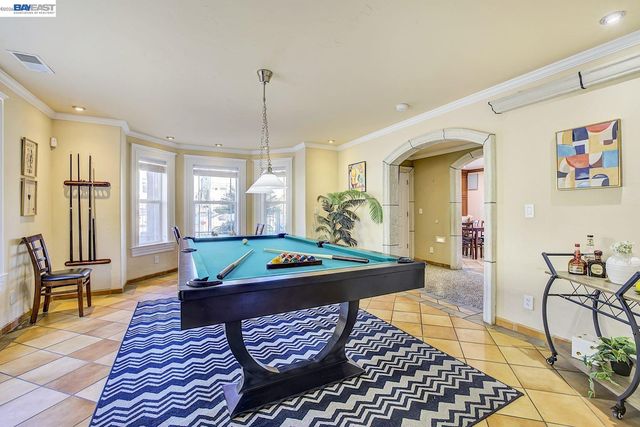 2635 E 10Th St, Oakland, CA 94601