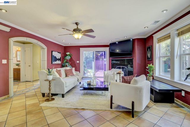 2635 E 10Th St, Oakland, CA 94601