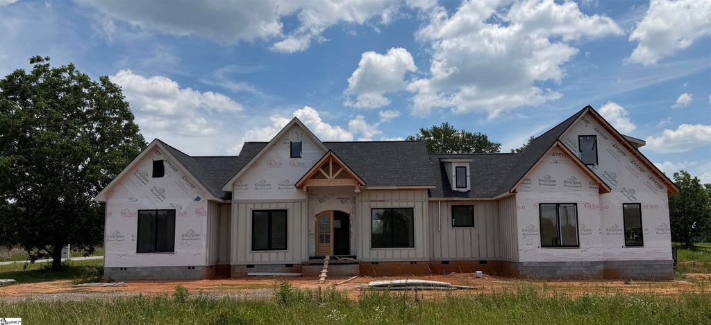 994 Bumblebee Lane, Wellford, SC 29385