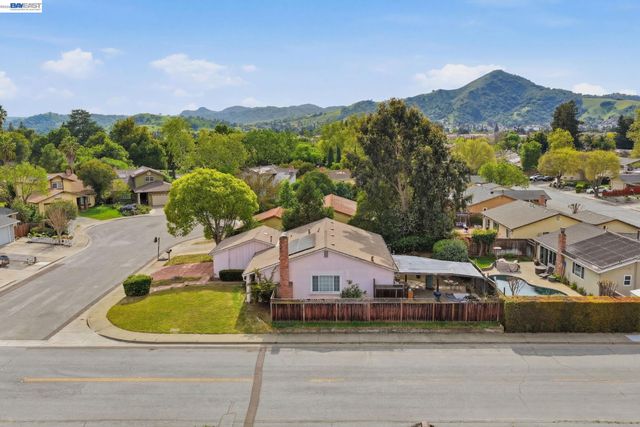 595 Caprice Ct, Morgan Hill, CA 95037