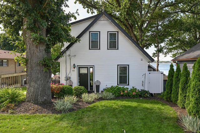 616 Kopmeier DRIVE, Pewaukee, WI 53072