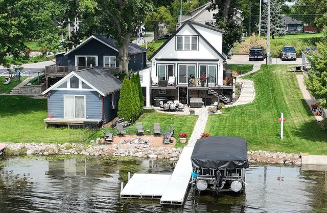 616 Kopmeier DRIVE, Pewaukee, WI 53072