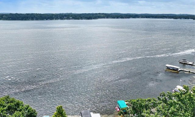 616 Kopmeier DRIVE, Pewaukee, WI 53072