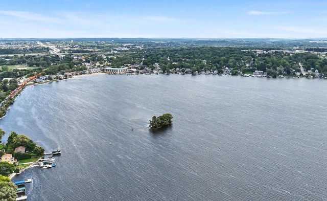 616 Kopmeier DRIVE, Pewaukee, WI 53072