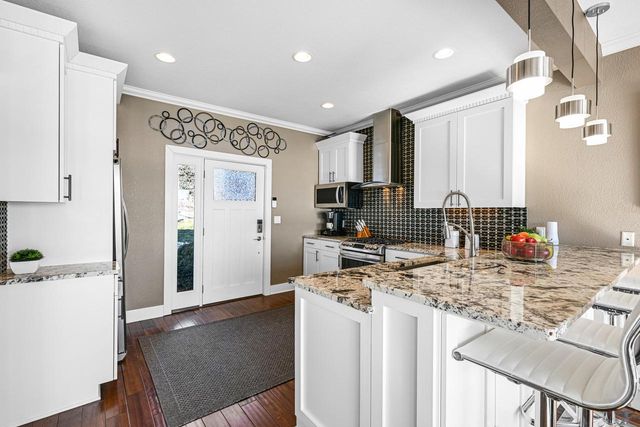 616 Kopmeier DRIVE, Pewaukee, WI 53072