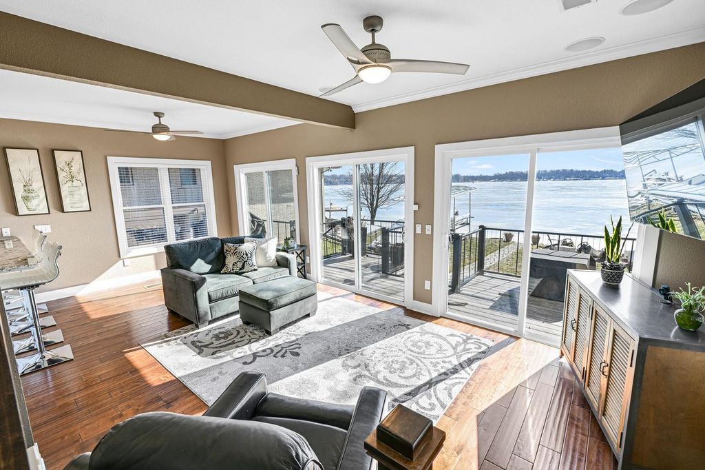 616 Kopmeier DRIVE, Pewaukee, WI 53072