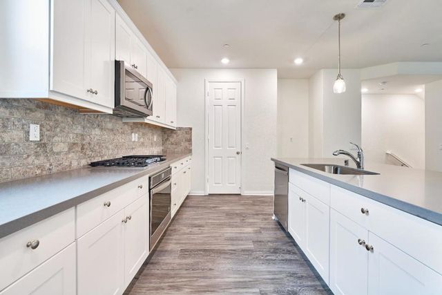 729 Daniel Freeman Circle, Inglewood, CA 90301