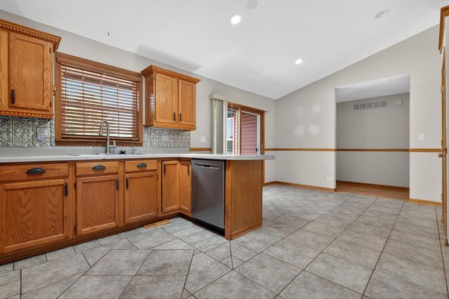 513 Pembroke Road SW, Poplar Grove, IL 61065