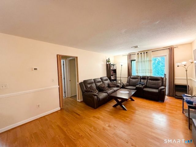 6 Concorde Way B4, Windsor Locks, CT 06096