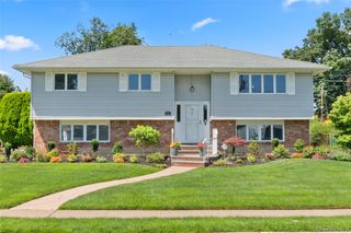 36 Fairway Drive, Old Bethpage, NY 11804