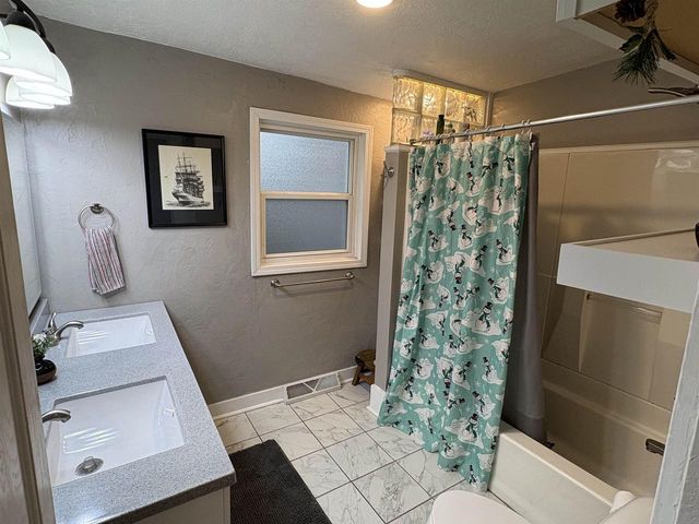 432 W 11th Avenue, Oshkosh, WI 54902