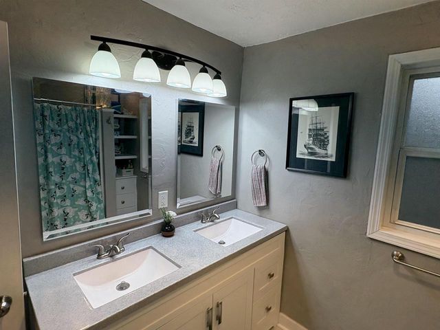 432 W 11th Avenue, Oshkosh, WI 54902