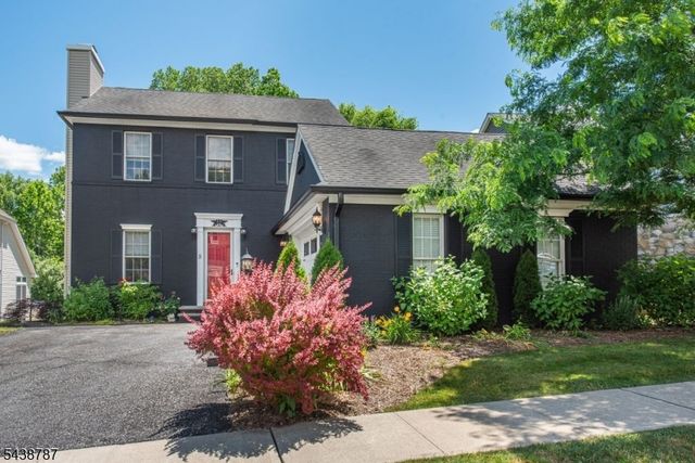8 Bluffs Ct, Hamburg Boro, NJ 07419