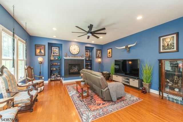 8 Bluffs Ct, Hamburg Boro, NJ 07419