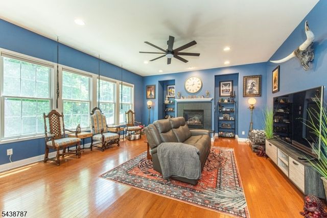 8 Bluffs Ct, Hamburg Boro, NJ 07419