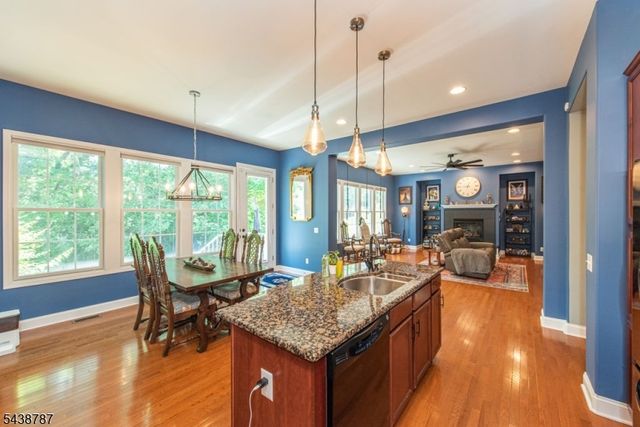 8 Bluffs Ct, Hamburg Boro, NJ 07419