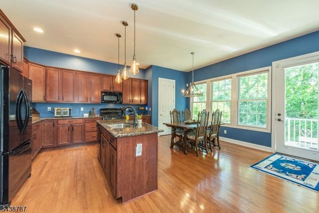 8 Bluffs Ct, Hamburg Boro, NJ 07419