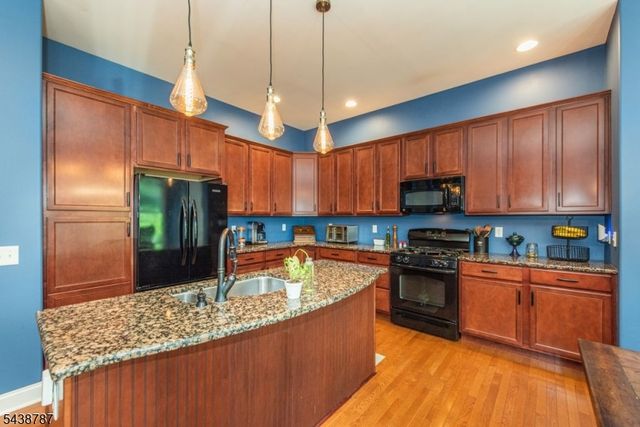 8 Bluffs Ct, Hamburg Boro, NJ 07419