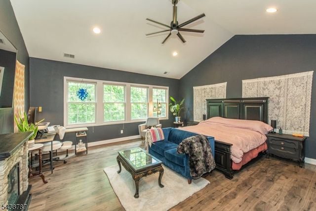 8 Bluffs Ct, Hamburg Boro, NJ 07419