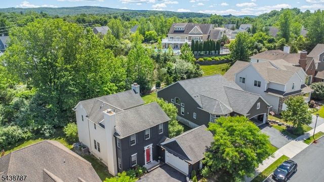 8 Bluffs Ct, Hamburg Boro, NJ 07419