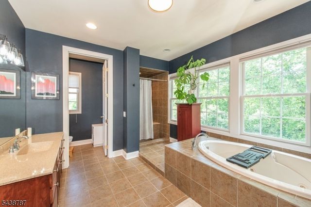8 Bluffs Ct, Hamburg Boro, NJ 07419