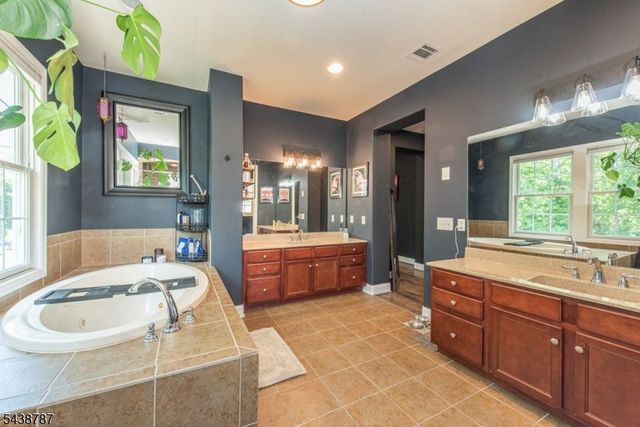 8 Bluffs Ct, Hamburg Boro, NJ 07419