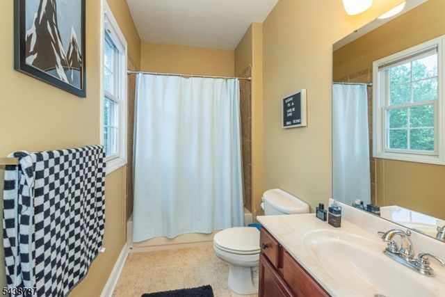 8 Bluffs Ct, Hamburg Boro, NJ 07419