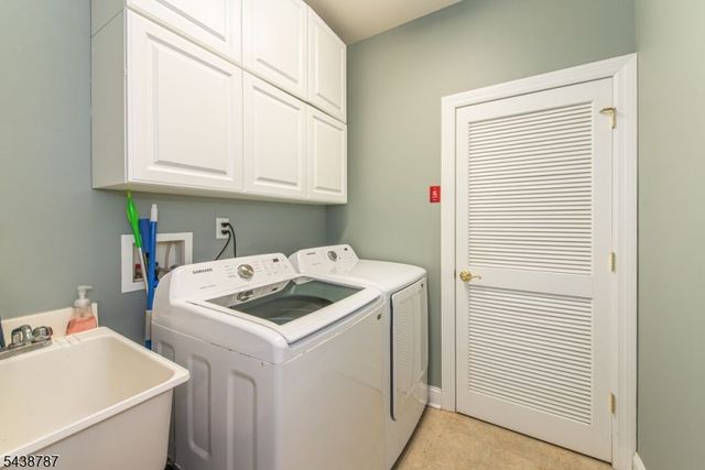 8 Bluffs Ct, Hamburg Boro, NJ 07419