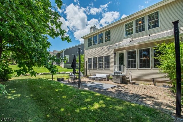8 Bluffs Ct, Hamburg Boro, NJ 07419
