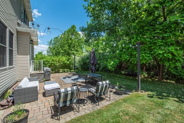 8 Bluffs Ct, Hamburg Boro, NJ 07419