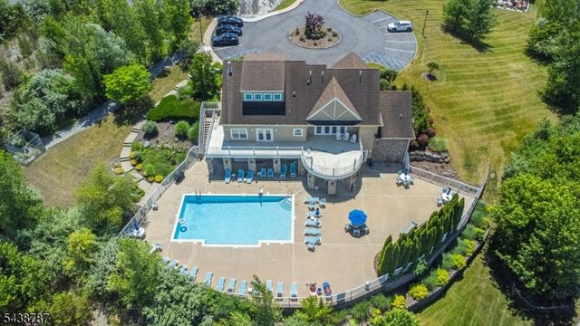 8 Bluffs Ct, Hamburg Boro, NJ 07419