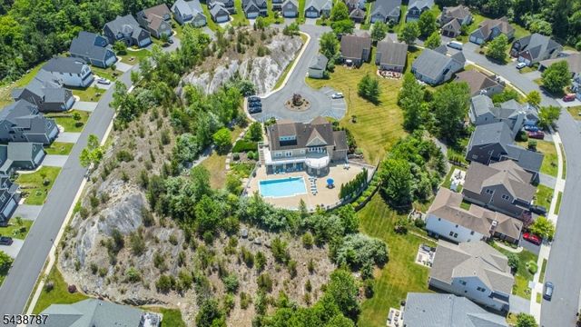 8 Bluffs Ct, Hamburg Boro, NJ 07419