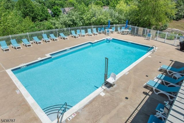 8 Bluffs Ct, Hamburg Boro, NJ 07419