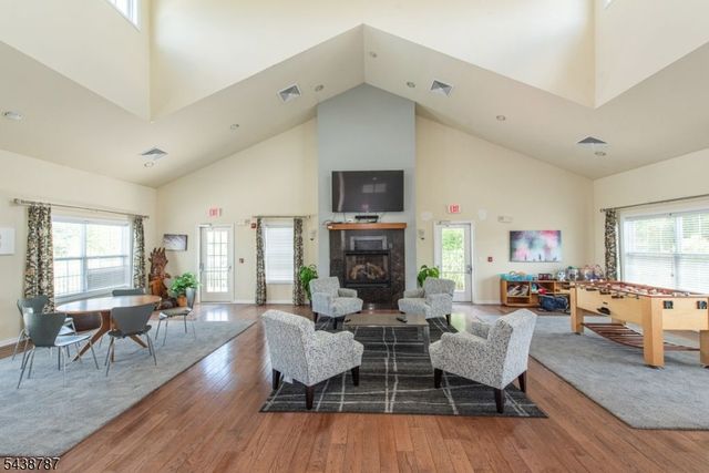 8 Bluffs Ct, Hamburg Boro, NJ 07419