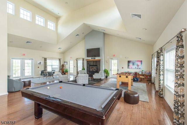 8 Bluffs Ct, Hamburg Boro, NJ 07419