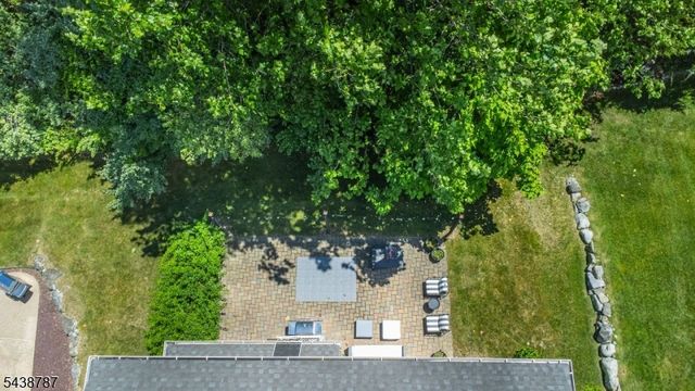 8 Bluffs Ct, Hamburg Boro, NJ 07419