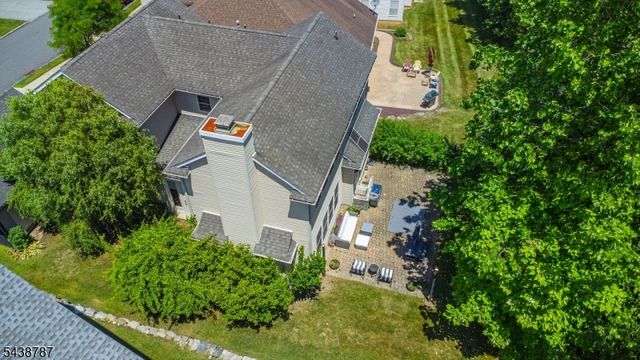 8 Bluffs Ct, Hamburg Boro, NJ 07419