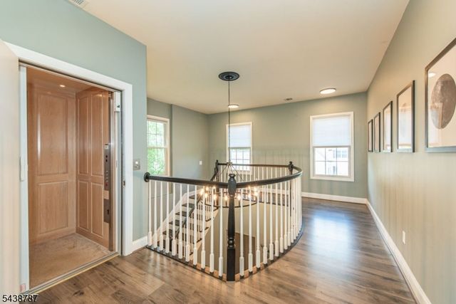 8 Bluffs Ct, Hamburg Boro, NJ 07419