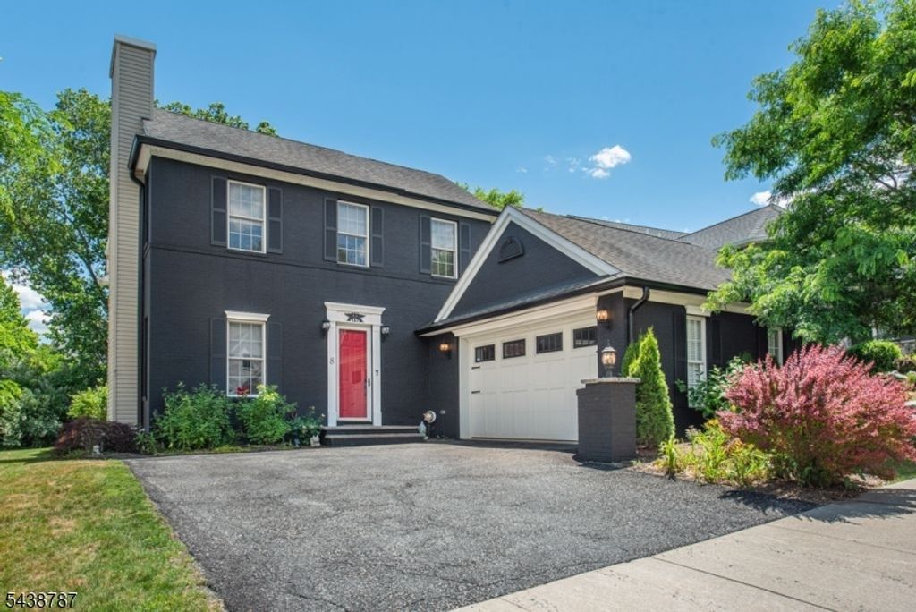 8 Bluffs Ct, Hamburg Boro, NJ 07419