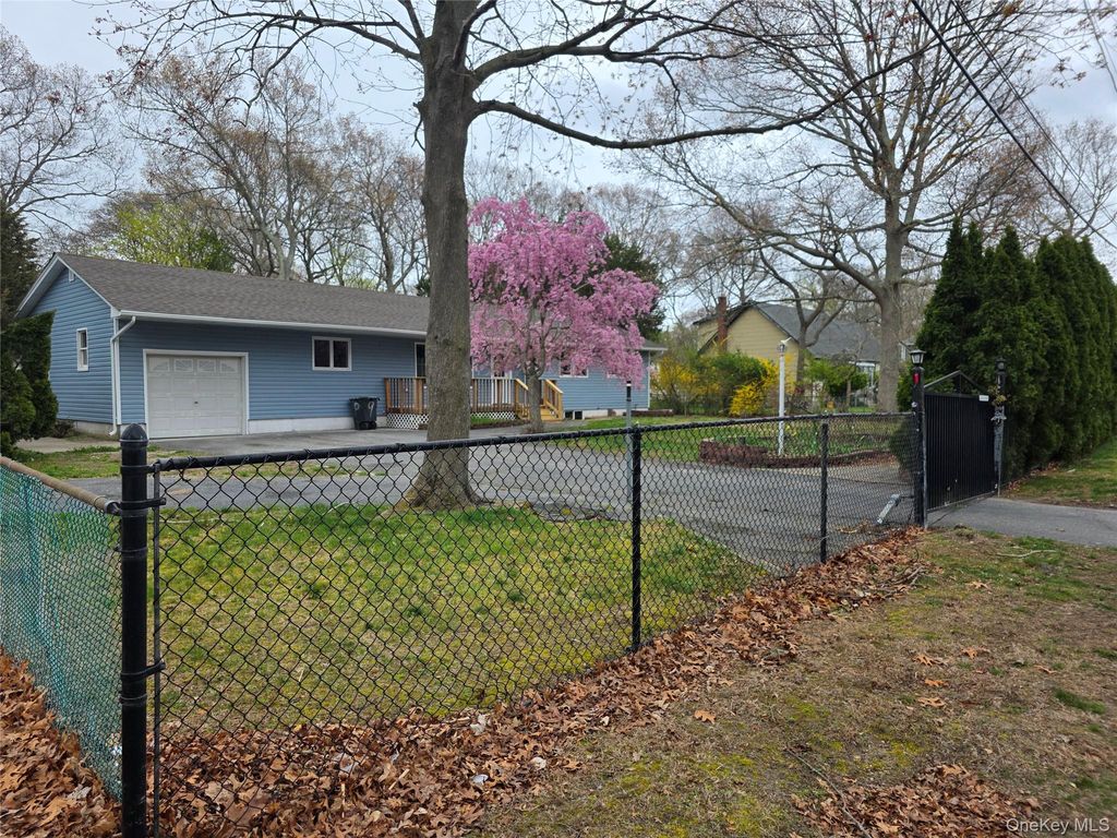 37 Linden Lane, Shirley, NY 11967