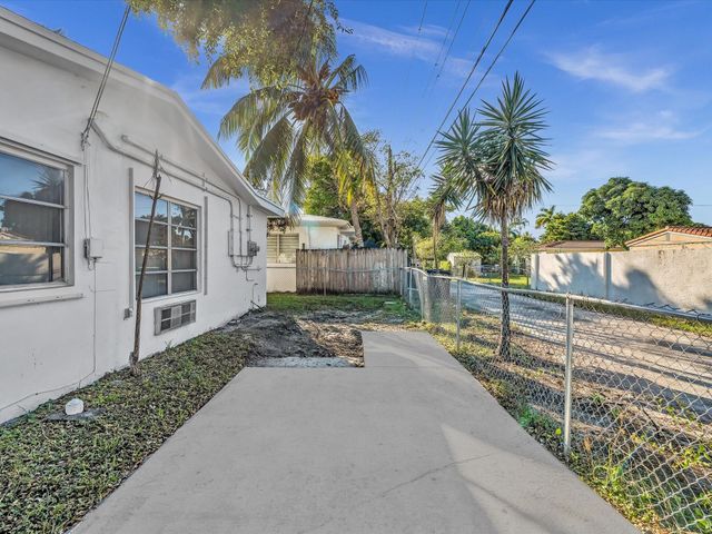 2193 NE 172nd St 2193, North Miami Beach, FL 33162