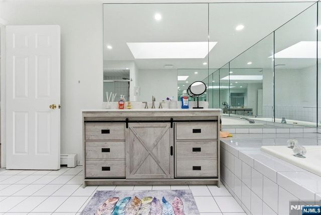 8 Danielle Drive, Wayne, NJ 07470