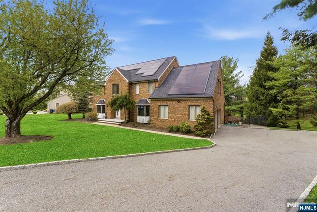 8 Danielle Drive, Wayne, NJ 07470