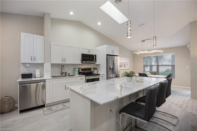 290 Emerald Bay CIR L5, Naples, FL 34110