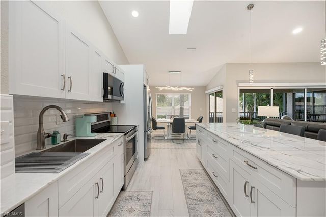 290 Emerald Bay CIR L5, Naples, FL 34110