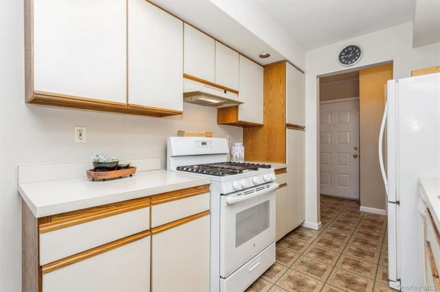 72 Foxwood Circle, Mount Kisco, NY 10549