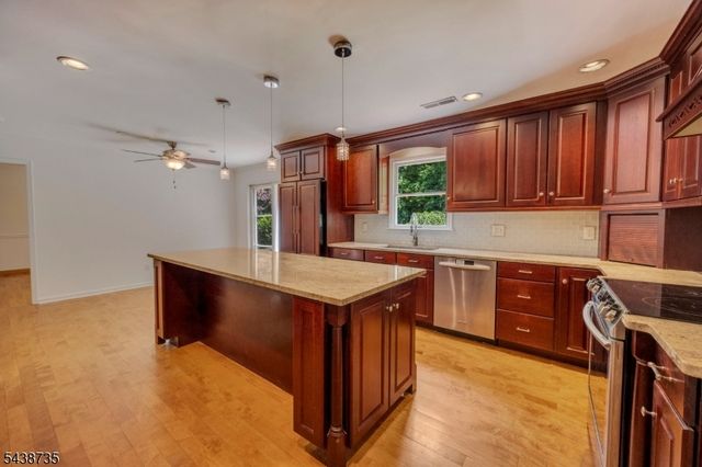 8 Glen Eagles Rd, Washington Twp., NJ 07882